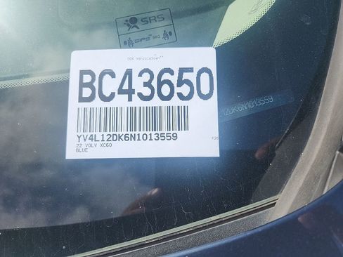 Used 2022 Volvo XC60 B5 Momentum w/ Climate Package FWD image 5