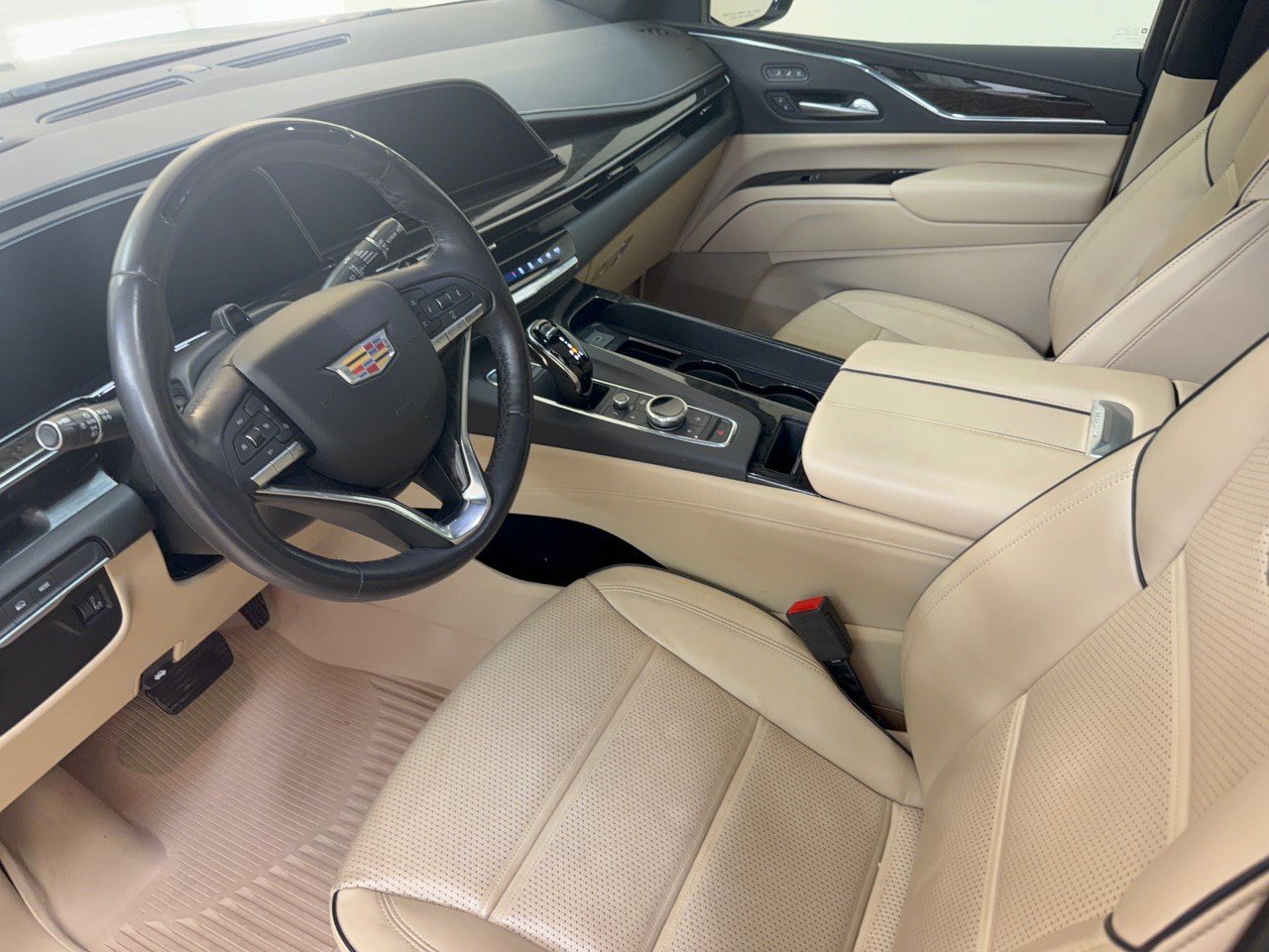 Used 2023 Cadillac Escalade ESV Premium Luxury w/ LPO, Floor Liner Package AWD/4WD image 4