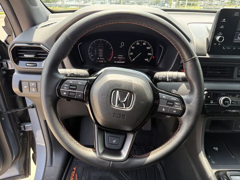 Used 2025 Honda Pilot TrailSport image 13