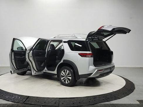 Used 2025 Nissan Pathfinder SL FWD image 13