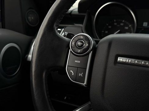 Used 2018 Land Rover Discovery SE image 11