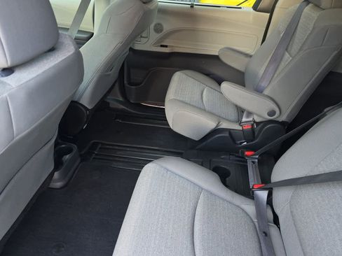 Used 2024 Toyota Sienna LE image 4