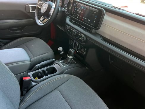 Used 2025 Jeep Wrangler Unlimited Sahara AWD/4WD image 17