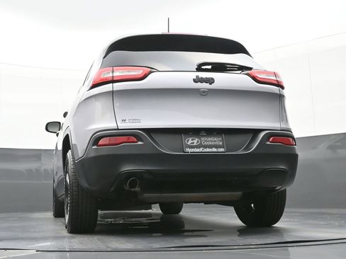 Used 2018 Jeep Cherokee Latitude w/ Altitude Package FWD image 41
