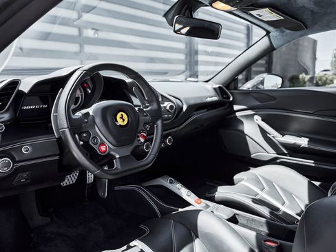 Used 2017 Ferrari 488 GTB RWD image 2