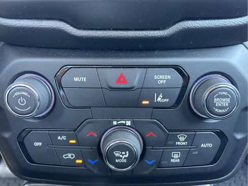 Certified 2022 Jeep Renegade Latitude w/ Convenience Group image 31