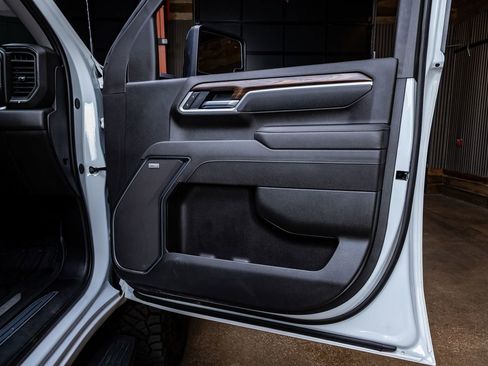 Used 2025 GMC Sierra 2500 SLT w/ SLT Premium Package image 37