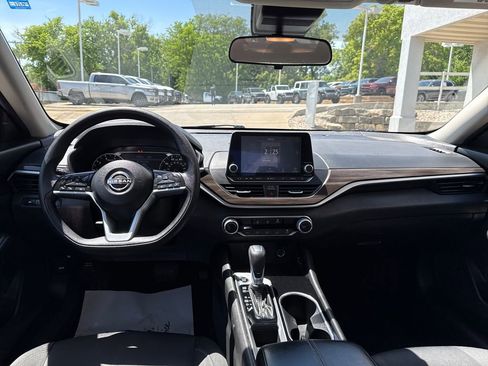 Used 2024 Nissan Altima 2.5 SV FWD image 12