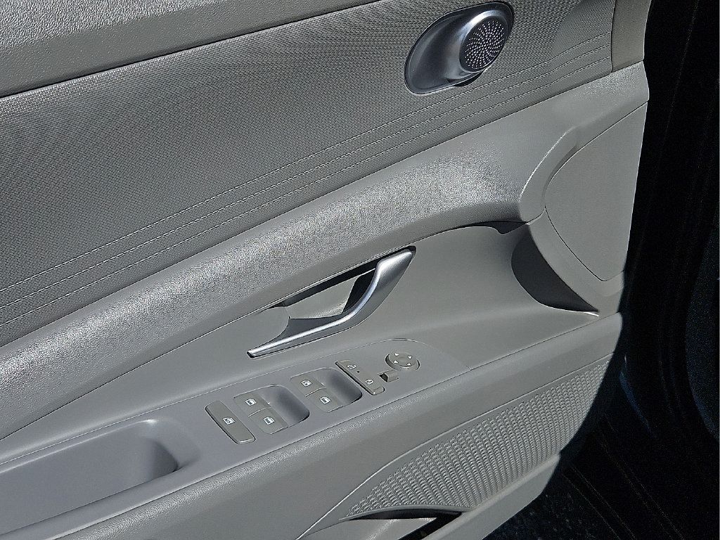 Used 2024 Hyundai Elantra SEL FWD image 12