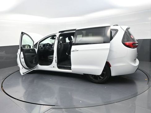 New 2026 Chrysler Pacifica Select image 30