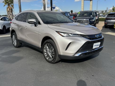 Used 2021 Toyota Venza XLE image 2