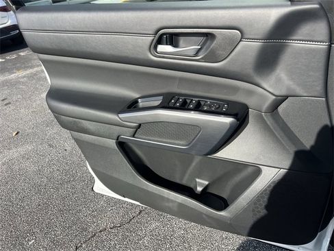 Certified 2025 Nissan Pathfinder SL w/ SL Premium Package image 17