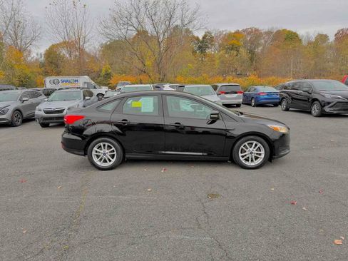 Used 2017 Ford Focus SE image 8