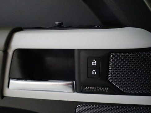 Used 2022 Land Rover Defender 90 X-Dynamic HSE image 13