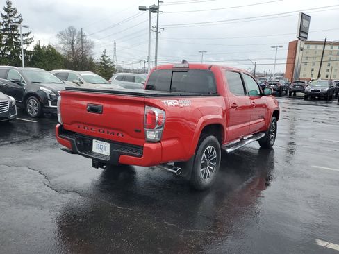 Used 2022 Toyota Tacoma TRD Sport image 3