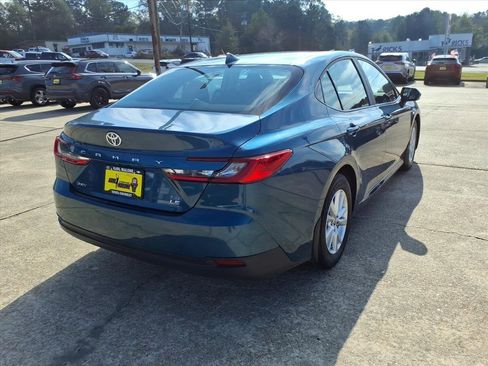 Used 2025 Toyota Camry LE image 6