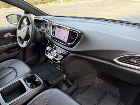 Used 2025 Chrysler Pacifica Select FWD image 37