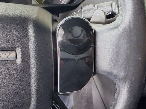 Used 2020 Land Rover Discovery SE image 15