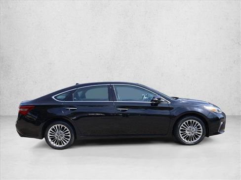 Used 2016 Toyota Avalon Limited w/ Toyota Safety Sense Package FWD image 4