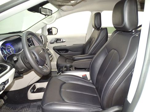 Used 2024 Chrysler Pacifica Touring-L image 8