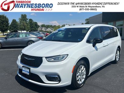 Used 2025 Chrysler Pacifica Select