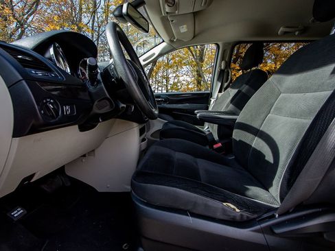 Used 2019 Dodge Grand Caravan SE w/ UConnect Hands-Free Group image 9