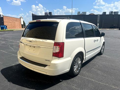 Used 2011 Chrysler Town & Country Limited image 5