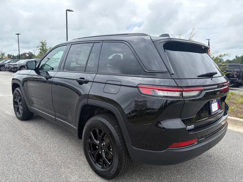 Used 2025 Jeep Grand Cherokee Altitude RWD image 17