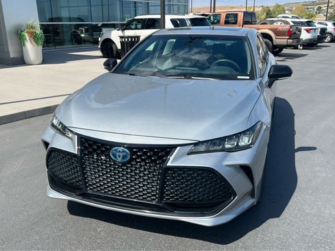 Used 2022 Toyota Avalon XSE FWD image 2