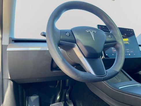Used 2023 Tesla Model Y Long Range AWD/4WD image 24