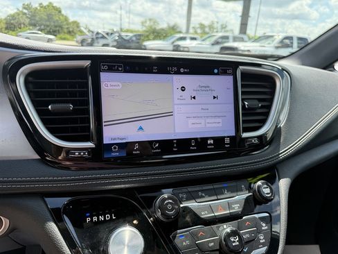 Used 2024 Chrysler Pacifica Limited FWD image 13