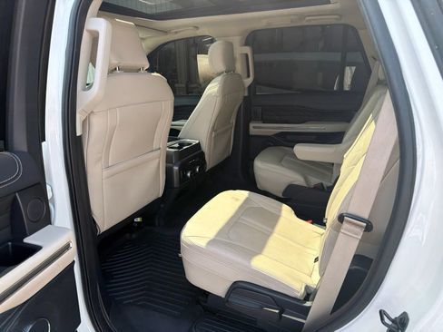 Used 2024 Ford Expedition Platinum AWD/4WD image 3