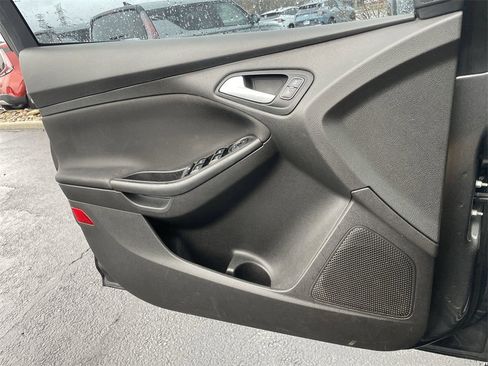 Used 2018 Ford Focus SE w/ SE Appearance Package image 19