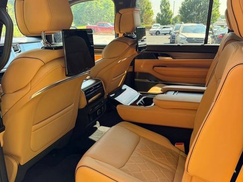 Used 2025 Jeep Grand Wagoneer Series III w/ Rear Seat Video Group 1 AWD/4WD image 10