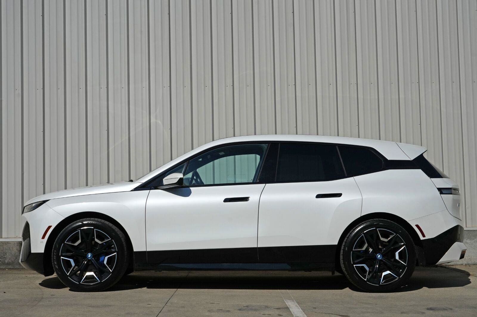 Used 2022 BMW iX xDrive50 w/ Premium Package AWD/4WD image 8