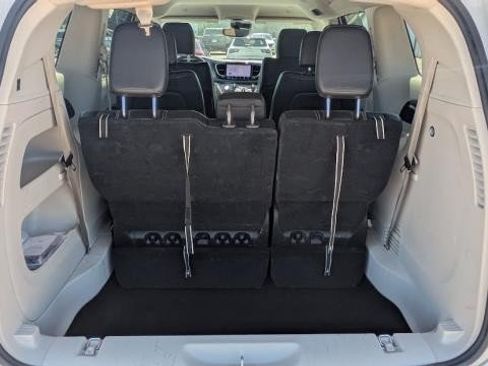 Used 2023 Chrysler Pacifica Touring-L FWD image 21