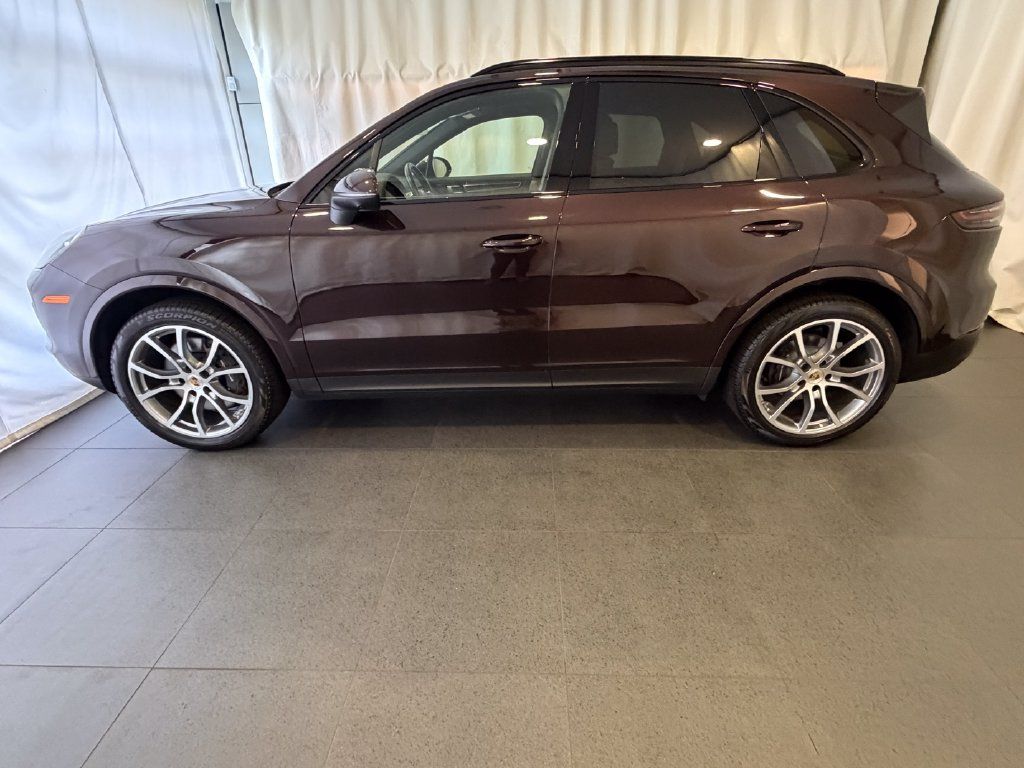 Certified 2023 Porsche Cayenne Platinum Edition AWD/4WD image 2