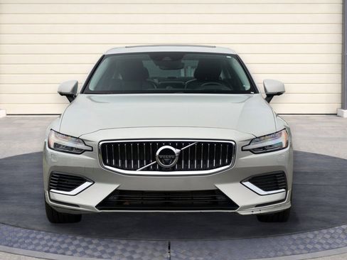 Used 2022 Volvo S60 T8 Inscription image 2
