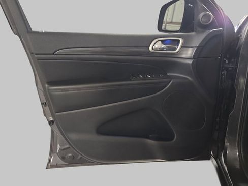 Used 2021 Jeep Grand Cherokee Laredo image 30