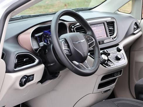 Used 2024 Chrysler Voyager LX image 11