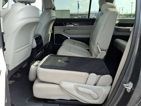 Used 2022 Jeep Wagoneer Series II w/ Premium Group I AWD/4WD image 9