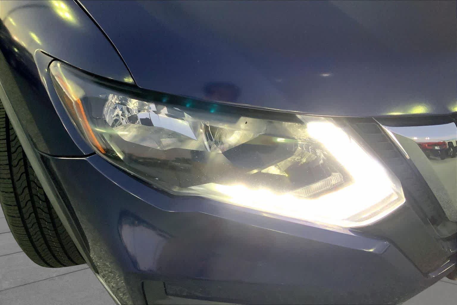 Used 2018 Nissan Rogue SV FWD image 25
