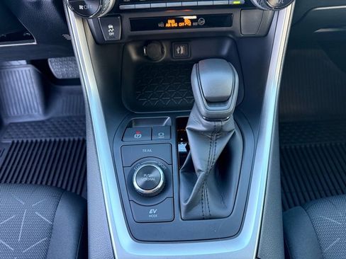Used 2025 Toyota RAV4 XLE image 17