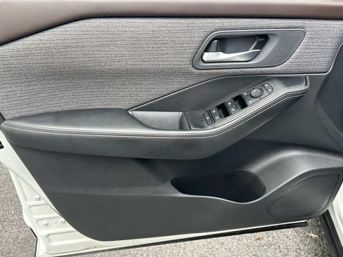 Used 2022 Nissan Rogue SV AWD/4WD image 17