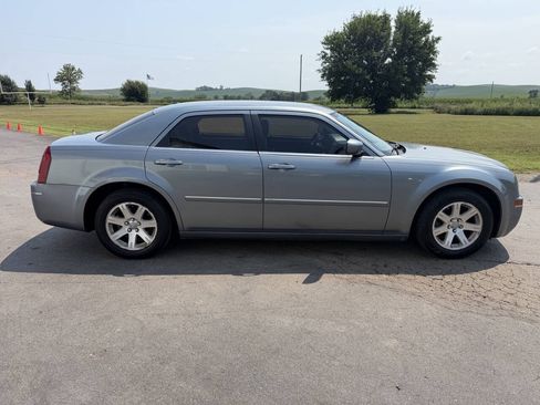 Used 2007 Chrysler 300 Touring w/ Comfort/Convenience Group RWD image 7