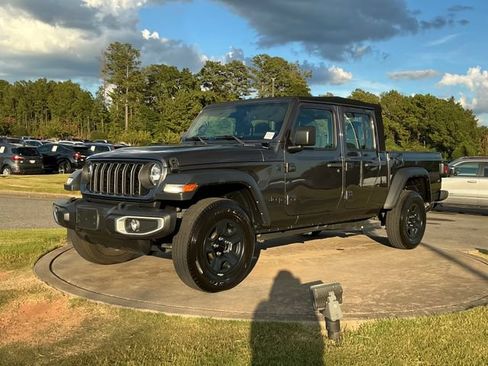 Used 2024 Jeep Gladiator Sport AWD/4WD image 3