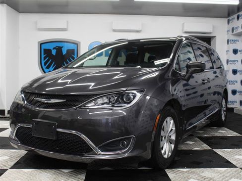 Used 2017 Chrysler Pacifica Touring-L image 1