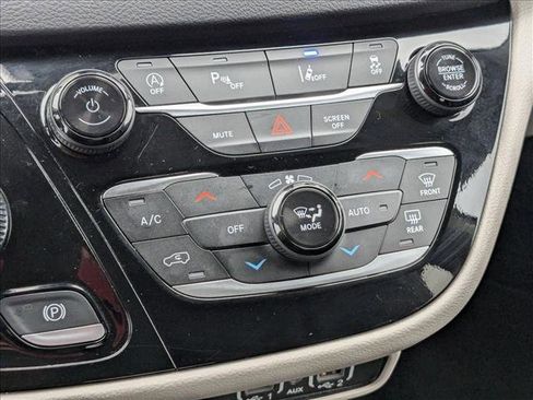 Used 2024 Chrysler Pacifica Touring-L image 17