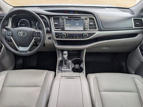 Used 2019 Toyota Highlander XLE image 24