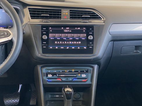 Used 2023 Volkswagen Tiguan SE w/ Panoramic Sunroof Package FWD image 24